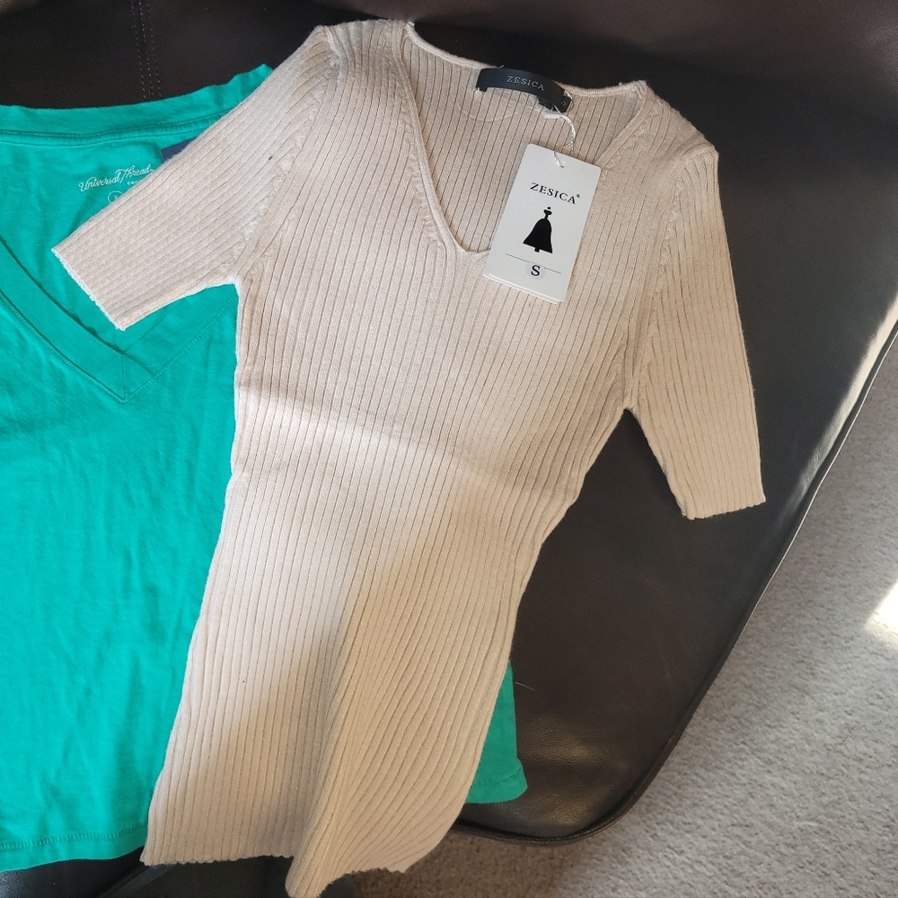 💰⏳️ZESICA Short Sleeve V Neck Slim Fit Ribbed Knit Top NWT SZ SMALL - Picture 2 of 4